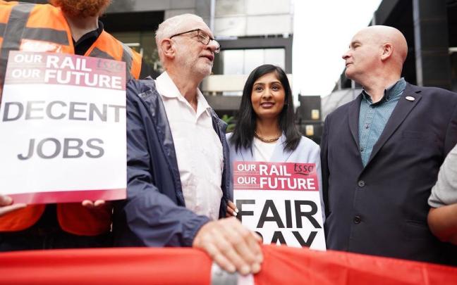 Los exlaboristas Jeremy Corbyn y Zarah Sultana durante una protesta en una imagen de archivo.