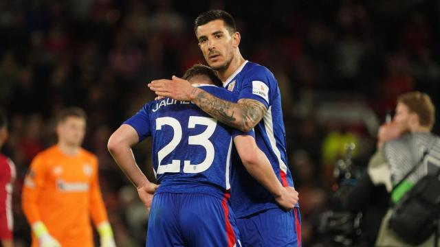Yuri Berchiche y Mikel Jauregizar después de la eliminación en semifinales de la Europa League. Foto: BORJA GUERRERO Yuri Berchiche y Mikel Jauregizar después de la eliminación en semifinales de la Europa League. Foto: BORJA GUERRERO