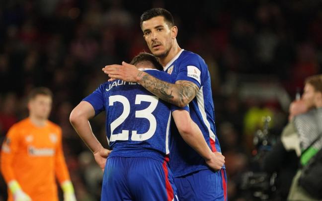 Yuri Berchiche y Mikel Jauregizar después de la eliminación en semifinales de la Europa League. Foto: BORJA GUERRERO Yuri Berchiche y Mikel Jauregizar después de la eliminación en semifinales de la Europa League. Foto: BORJA GUERRERO