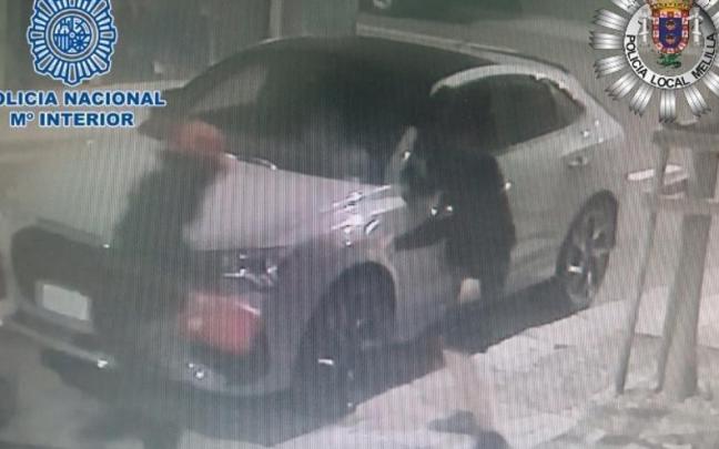 Miembros de la banda desarticulada rociando un vehículo con gasolina