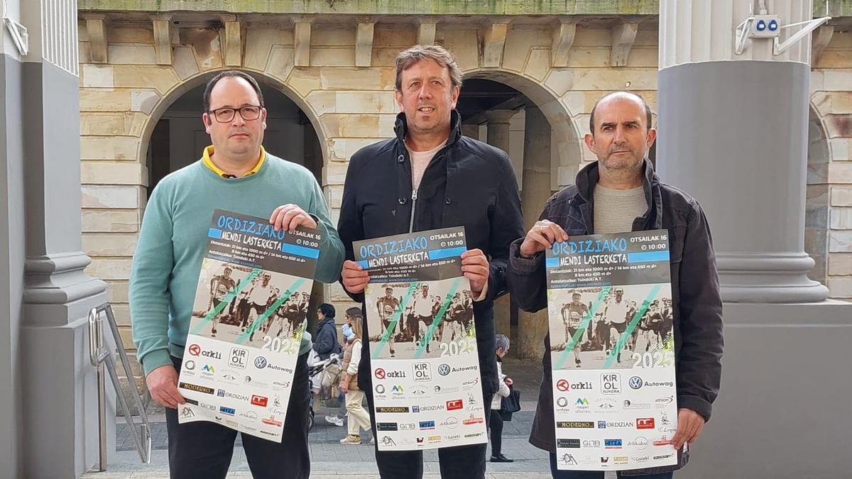 Presentación de la carrera de Ordizia, con el concejal de Deportes en el centro.