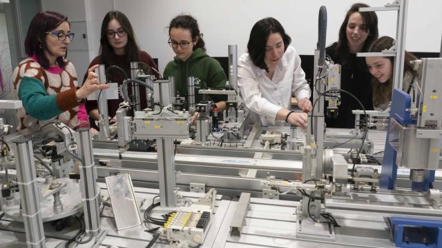 Usue Olatz Aspiazu, investigadora en la Escuela de Ingeniería, junto a otras científicas durante una sesión en el laboratorio, en el marco de las actividades de Emakumeak Zientzian