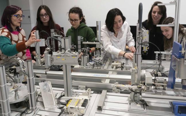 Usue Olatz Aspiazu, investigadora en la Escuela de Ingeniería, junto a otras científicas durante una sesión en el laboratorio, en el marco de las actividades de Emakumeak Zientzian