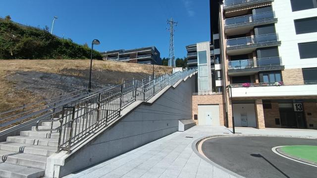 La estructura del ascensor, junto al bloque de viviendas número 13 de Iturrizar, desde donde partirá para desembocar en Txarapea.