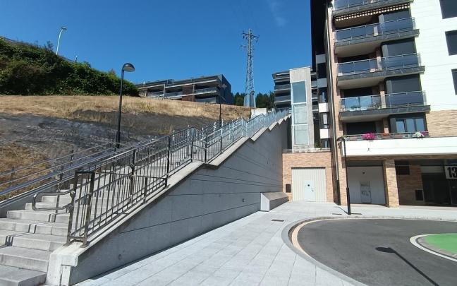 La estructura del ascensor, junto al bloque de viviendas número 13 de Iturrizar, desde donde partirá para desembocar en Txarapea.
