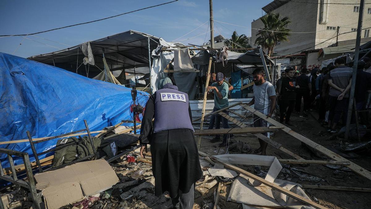 Una periodista palestina inspecciona los restos de un refugio bombardeado en Gaza.