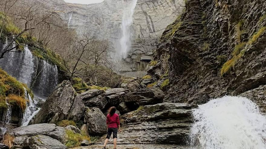 Una joven observando la cascada del Nervión tras realizar la senda verde de Delika