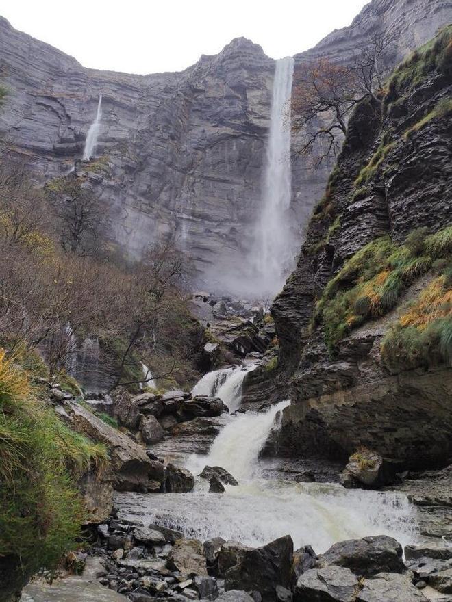 Ver la caída de agua desde el pie de la casada es casi más impresionante que verla desde arriba.