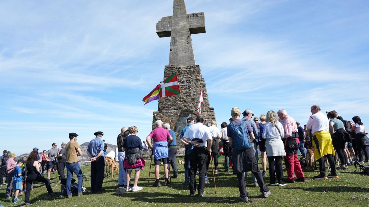 Homenaje impulsado por la familia de Felipe Bediaga, quien fuera comandante del batallón Arana Goiri, en la cima del monte Saibi.