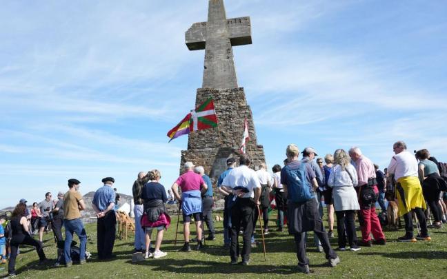 Homenaje impulsado por la familia de Felipe Bediaga, quien fuera comandante del batallón Arana Goiri, en la cima del monte Saibi. / MITXI Miguel Calvo Alejo Homenaje impulsado por la familia de Felipe Bediaga, quien fuera comandante del batallón Arana Goiri, en la cima del monte Saibi.
