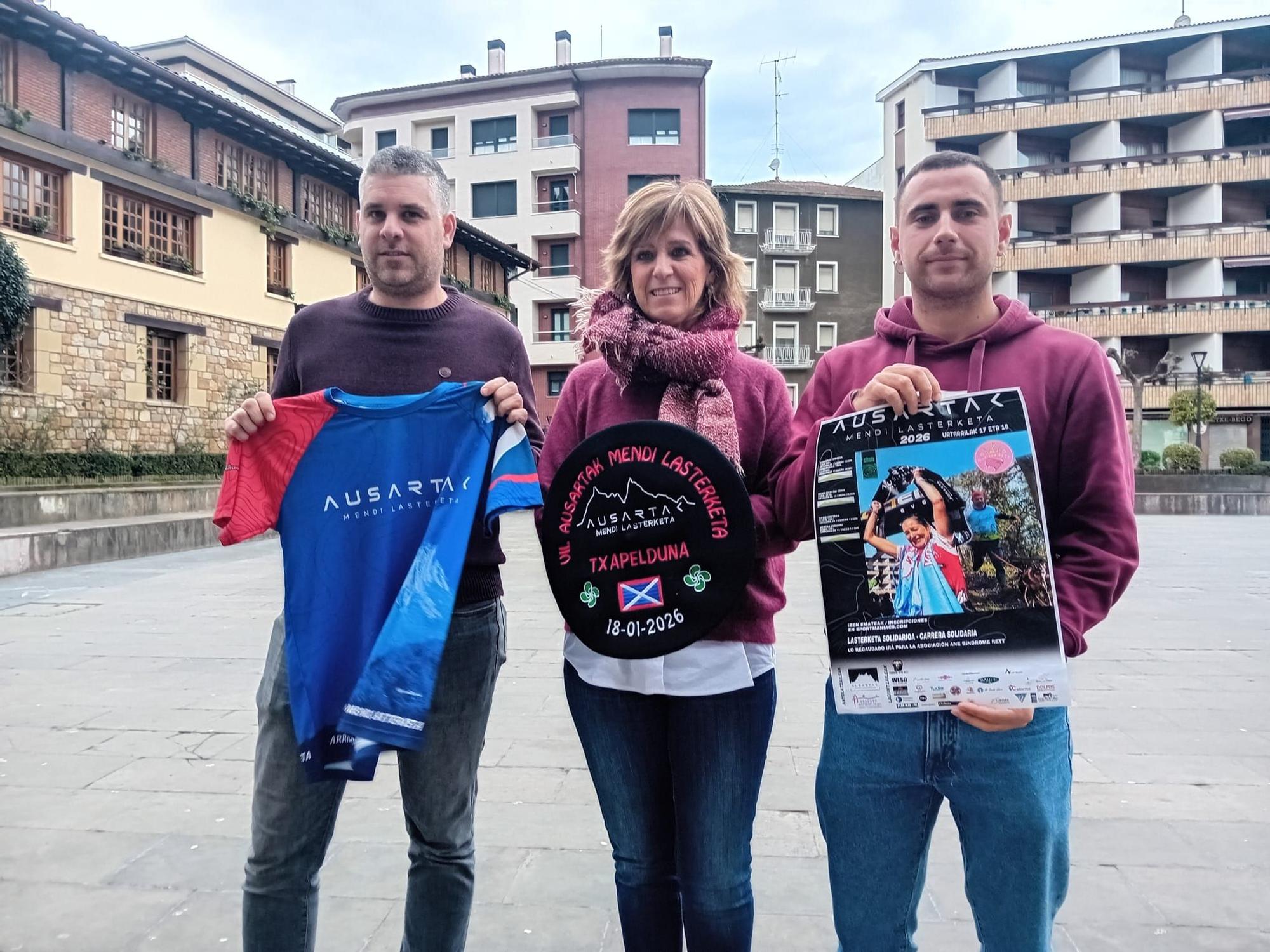 Representantes del Ayuntamiento y de la organización en la presentación de la Ausartak Mendi Lasterketa