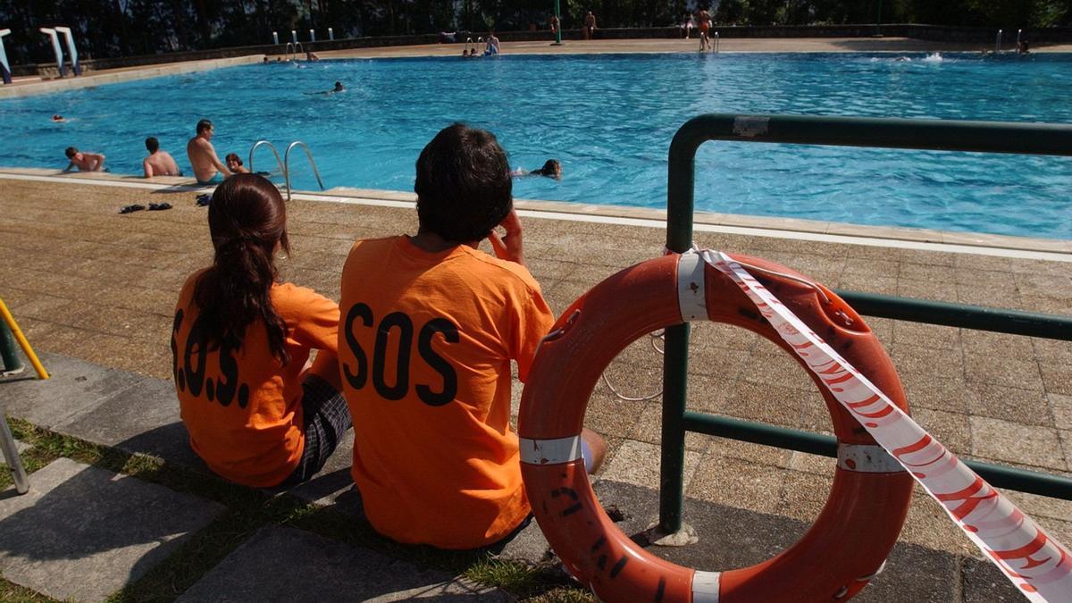 Socorristas en las piscinas de Artxanda