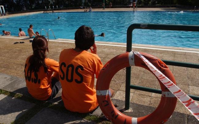 Socorristas en las piscinas de Artxanda