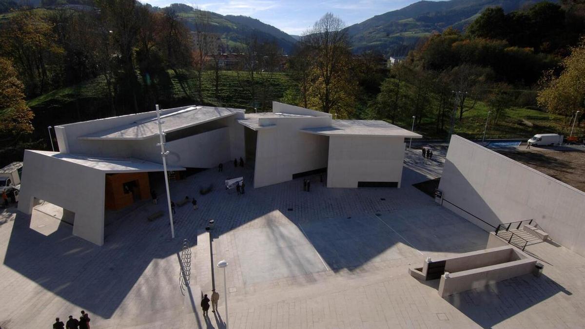 Concebido por el escultor Jorge Oteiza, el espacio 'Los Frontones' se levantaron como obra póstuma en Azkoitia.