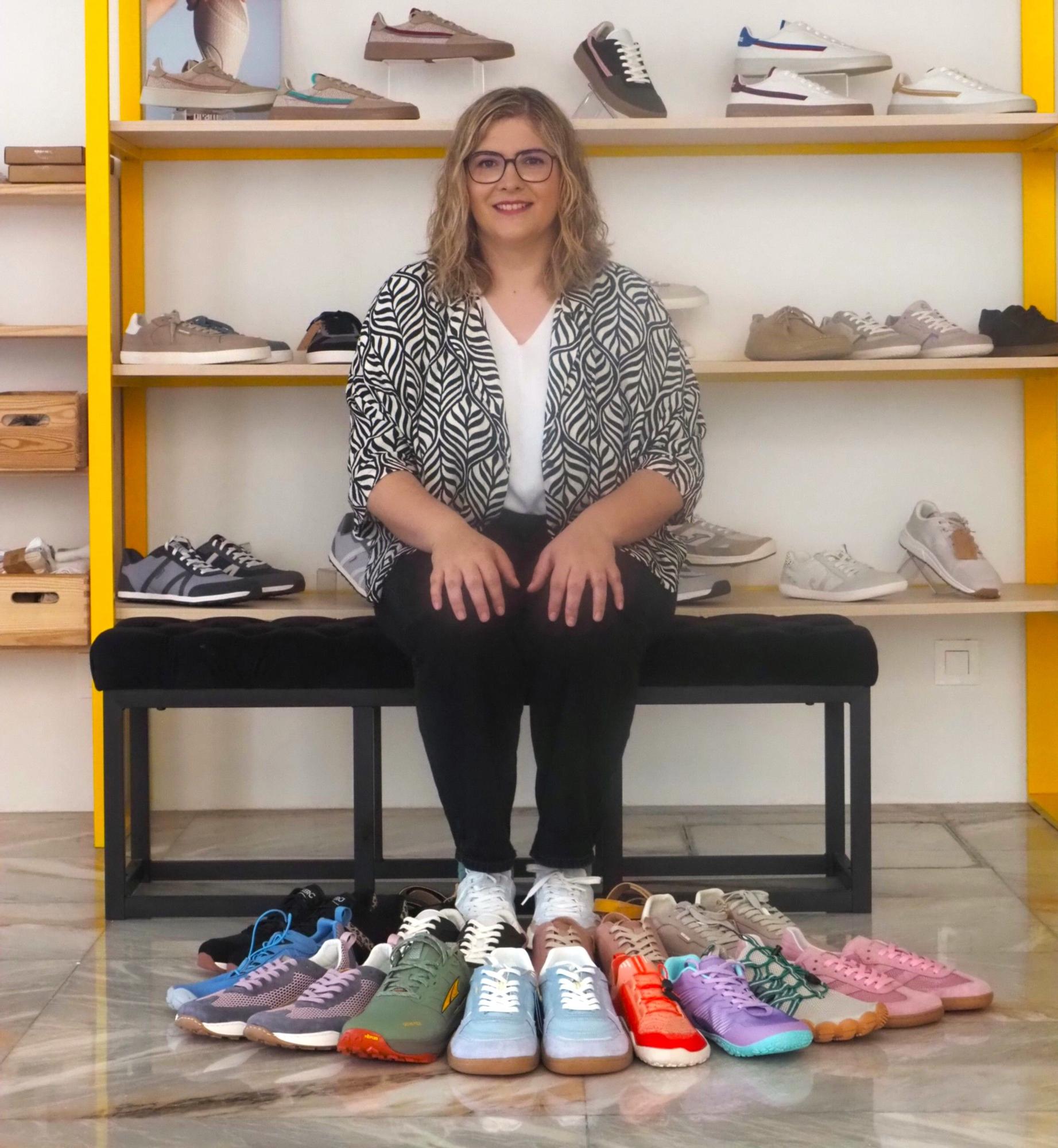 Oihana Odriozola posa con varios calzados respetuosos en el interior de su tienda.