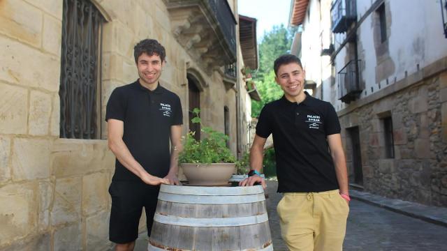 Los hermanos Iker y Xabi Pérez Gastañaga regentan el hotel Palacio Soran en Leintz Gatzaga, donde también residen.