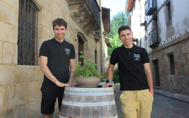 Los hermanos Iker y Xabi Pérez Gastañaga regentan el hotel Palacio Soran en Leintz Gatzaga, donde también residen.