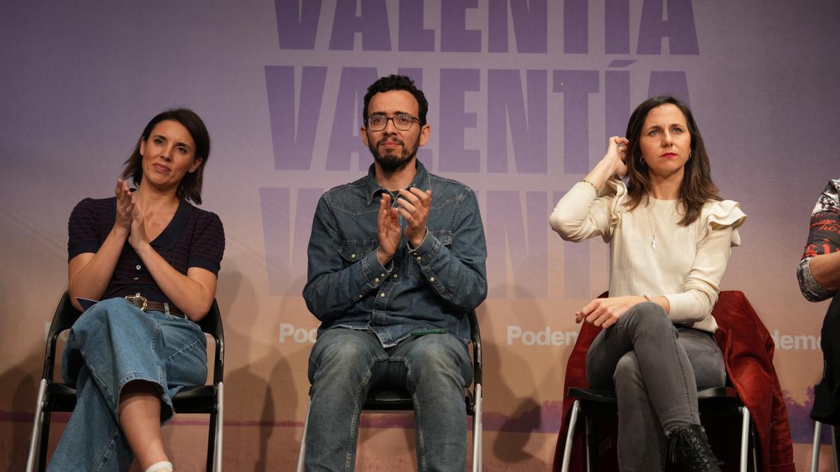 El candidato en Castilla y León, Miguel Ángel Llamas, con Irene Montero y Ione Belarra tras las elecciones.
