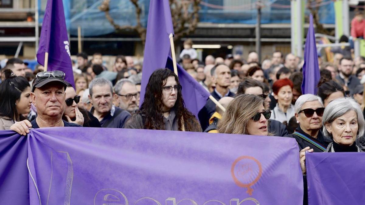 Concentración en Pasai Antxo en condena del asesinato de una de sus vecinas.