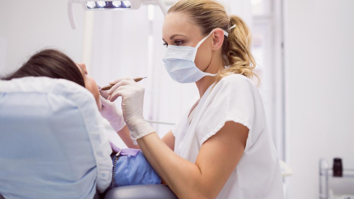 Una dentista atiende a su paciente