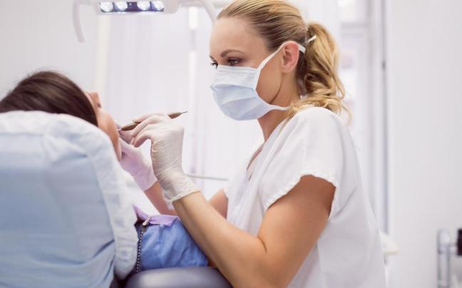 Una dentista atiende a su paciente