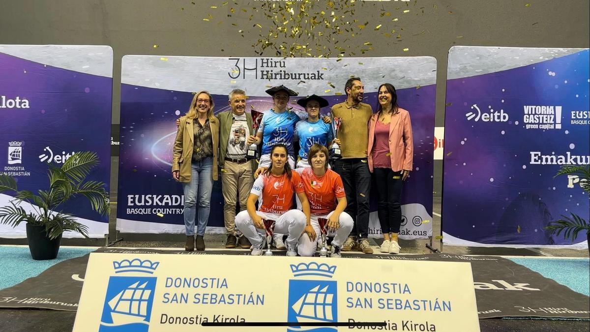 Enara Gaminde y Madalen Etxegarai, con las txapelas de campeonas del Hiru Hiriburuak.
