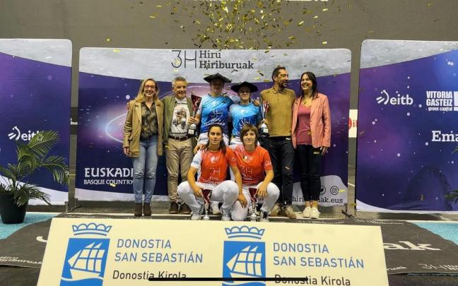 Enara Gaminde y Madalen Etxegarai, con las txapelas de campeonas del Hiru Hiriburuak.