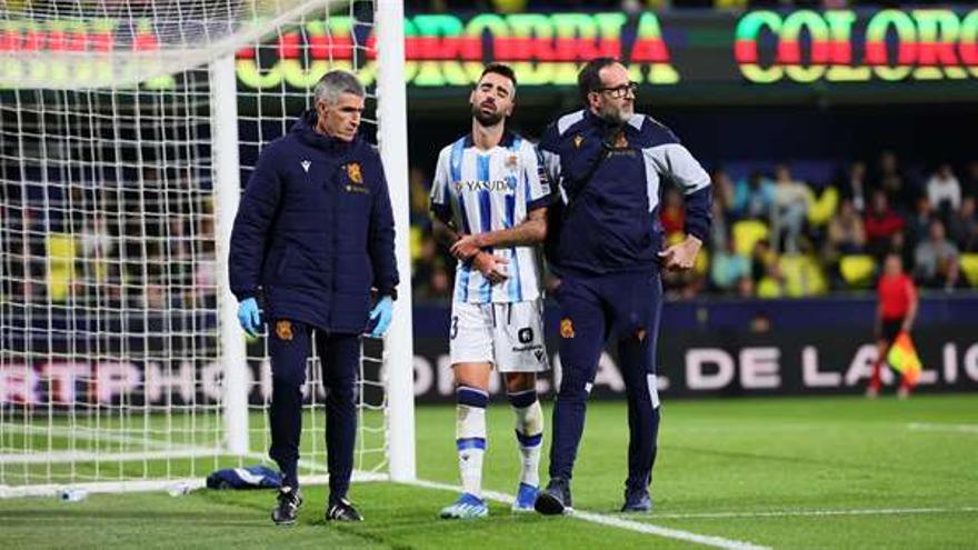 Brais Méndez se retira del campo este sábado, con el doctor Javier Barrera y con Imanol Soroa. / REAL SOCIEDAD