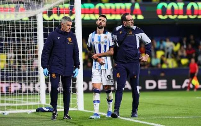 Brais Méndez se retira del campo este sábado, con el doctor Javier Barrera y con Imanol Soroa. / REAL SOCIEDAD