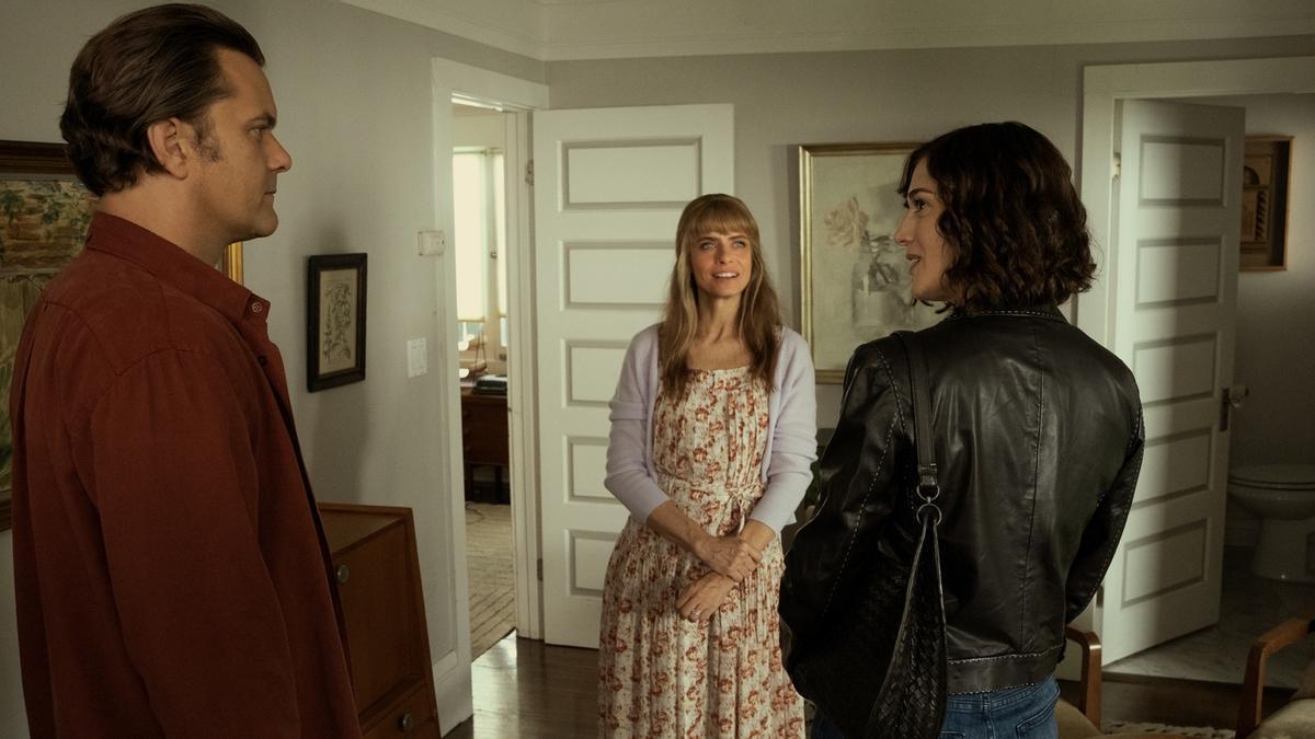Joshua Jackson junto a Amanda Peet y Lizzy Caplan en una imagen de la serie.