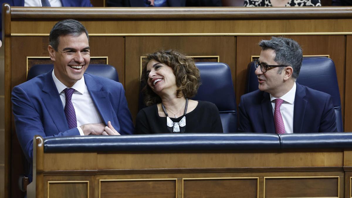 Pedro Sánchez, María Jesús Montero y Félix Bolaños en el pleno del Congreso.