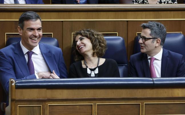 Pedro Sánchez, María Jesús Montero y Félix Bolaños en el pleno del Congreso. / EFE Pedro Sánchez, María Jesús Montero y Félix Bolaños en el pleno del Congreso.
