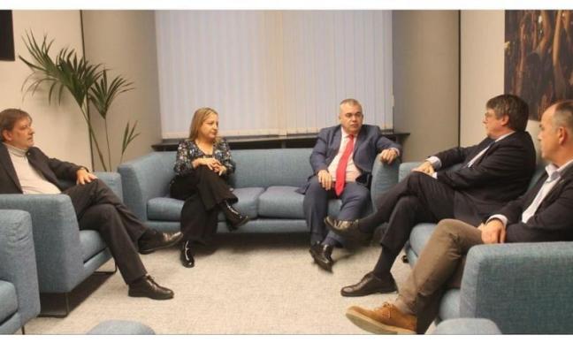 Reunión entre Santos Cerdán y Puigdemont, en una imagen de archivo.