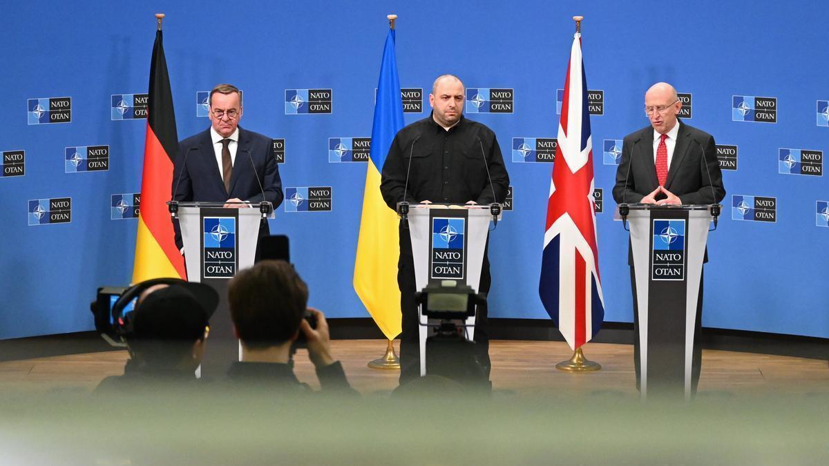 (I-D)Boris Pistorius, Rustem Umjerov y John Healey en la rueda de prensa.