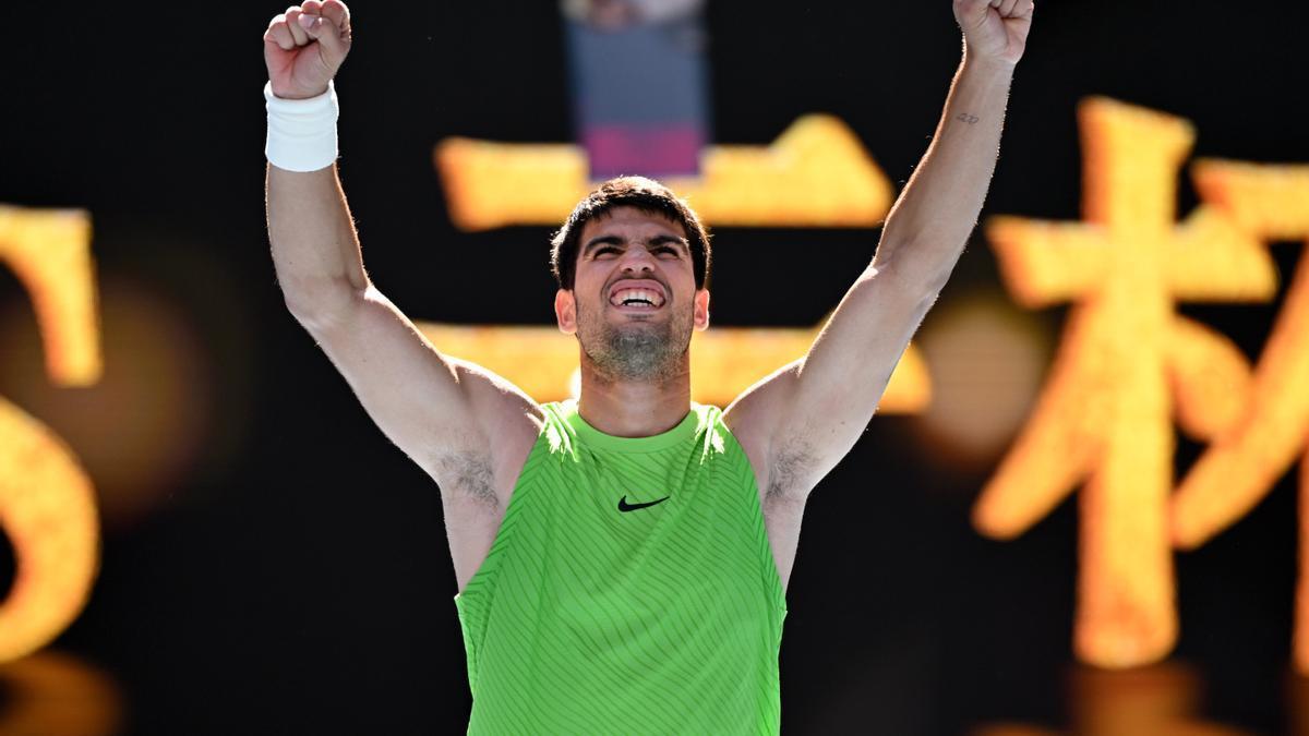 Alcaraz celebra su triunfo ante el alemán Yannick Hanfmann.