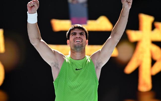 Alcaraz celebra su triunfo ante el alemán Yannick Hanfmann.