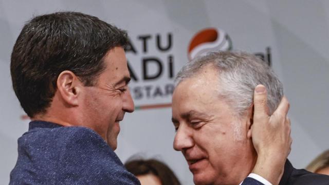 Imanol Pradales abraza al lehendakari Urkullu