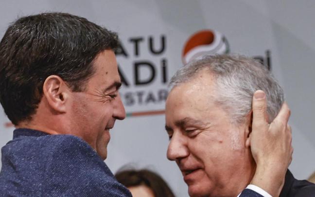 Imanol Pradales abraza al lehendakari Urkullu