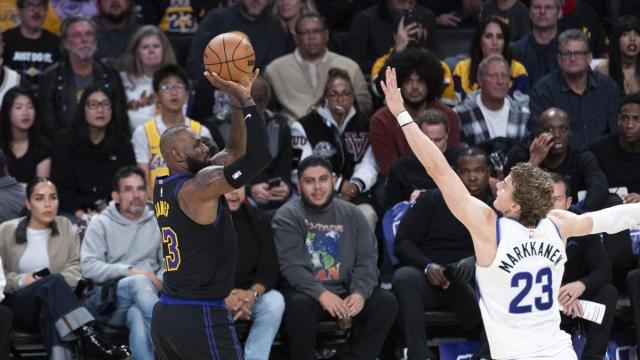 LeBron James lanza a canasta durante un partido de la presente temporada de la NBA.