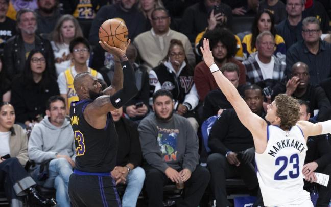 LeBron James lanza a canasta durante un partido de la presente temporada de la NBA.