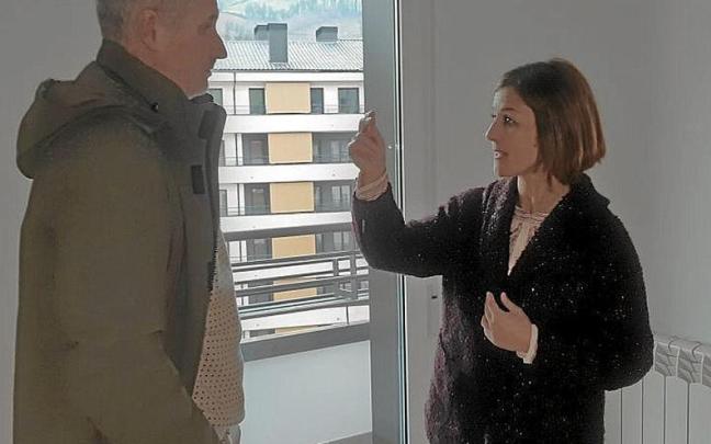 Nagore Alkorta en el interior de una de las viviendas. | FOTO: UDALA