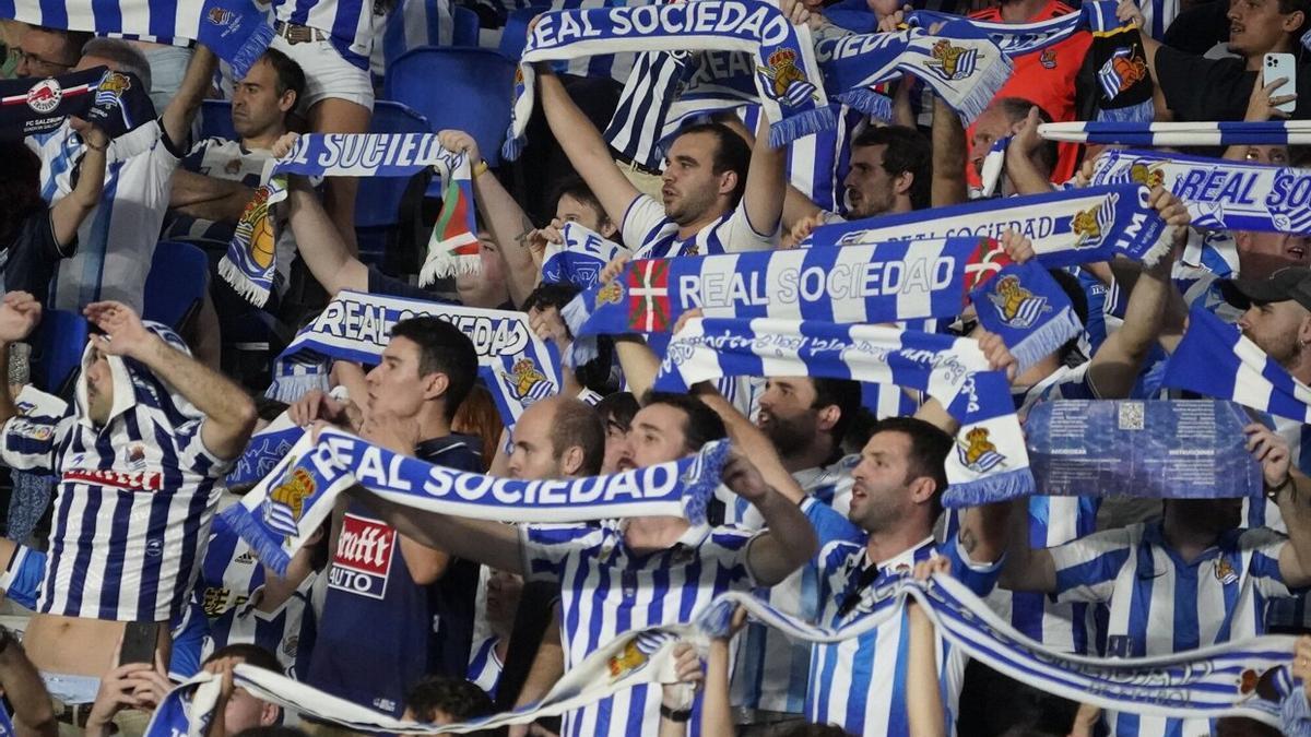 Aficionados de la Real Sociedad, durante un partido en Anoeta esta temporada. / RUBEN PLAZA