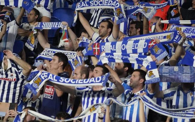 Aficionados de la Real Sociedad, durante un partido en Anoeta esta temporada. / RUBEN PLAZA