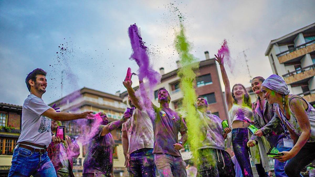 Este viernes se vuelve a celebrar en Arrigorriaga la colorida fiesta holi