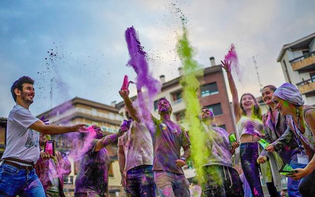 Este viernes se vuelve a celebrar en Arrigorriaga la colorida fiesta holi