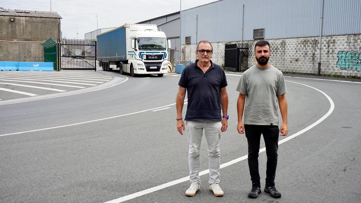 El alcalde y el concejal Iraitz Pazos, en la entrada al puerto.