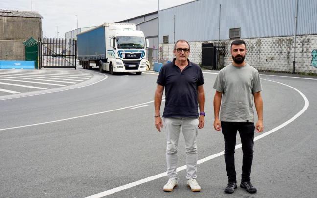 El alcalde y el concejal Iraitz Pazos, en la entrada al puerto.