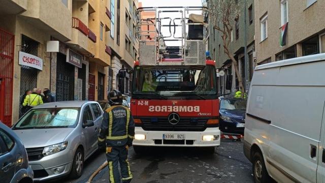 Actuación de los bomberos en el incendio de Tenerife.