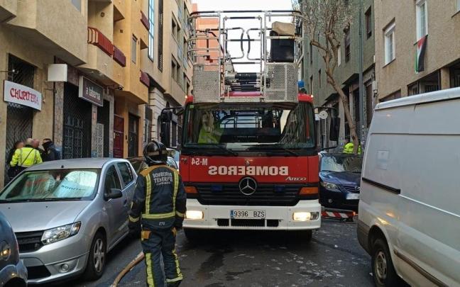 Actuación de los bomberos en el incendio de Tenerife.