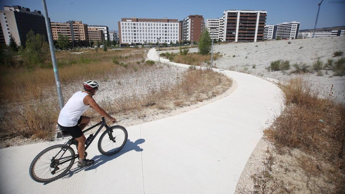 Un hombre circula en bicicleta por Pamplona el pasado 21 de agosto.